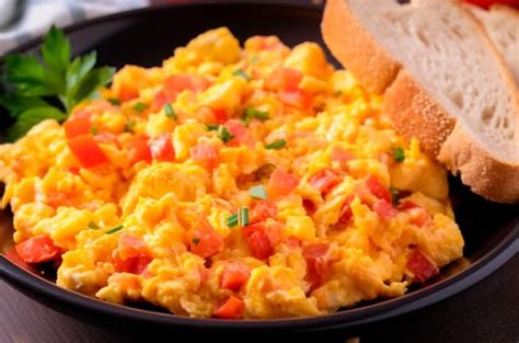Huevos pericos en la sartén