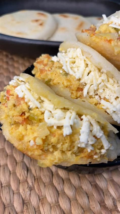 Arepas rellenas de perico listas para servir