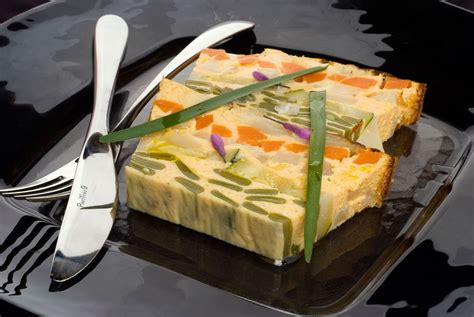 Terrina de verduras tricolor en un plato
