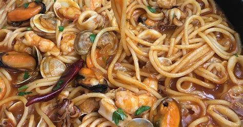Ingredientes frescos para espaguetis a la marinera
