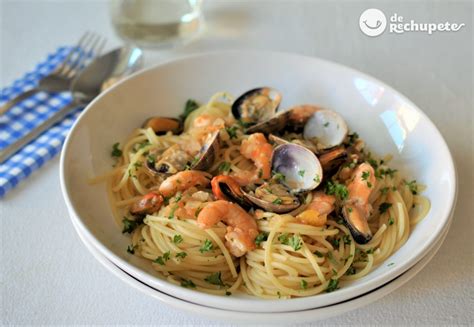 Sartén con espaguetis y marisco