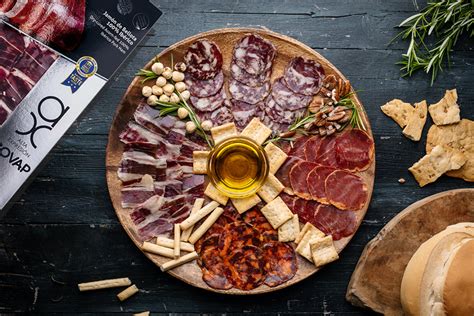 Tabla de ibéricos y quesos en Bodegas Castañeda