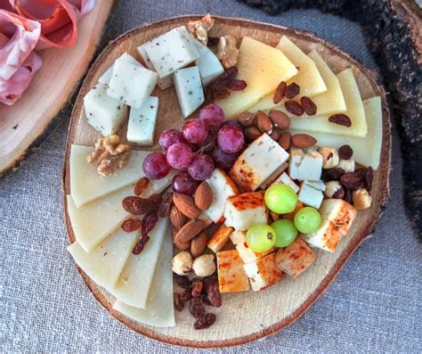 Variedad de quesos y frutos secos para bolitas de queso