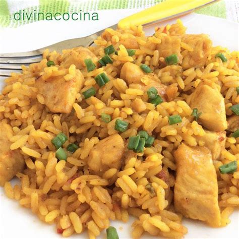 Tortitas de arroz con pollo al curry servidas