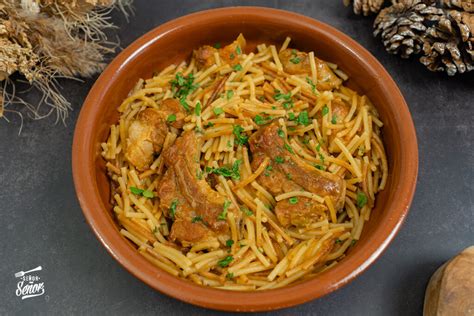 Fideos cociéndose con las costillas en la cazuela
