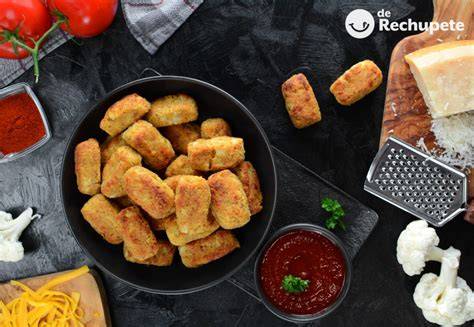 Croquetas de coliflor en una bandeja de horno