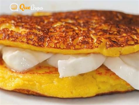 Cachapa recién hecha con queso rallado y mantequilla