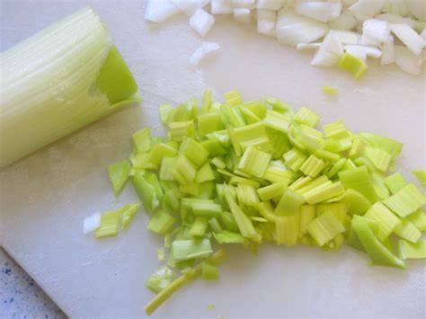 Puerro y ajos picados en brunoise