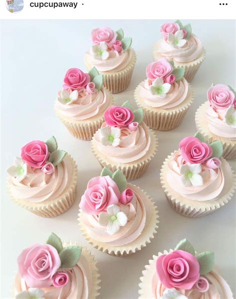Ejemplos de postres decorados con polvo rosa