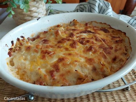 Variedad de platos con carne picada y queso gratinado