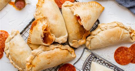 Empanadillas de pizza recién horneadas
