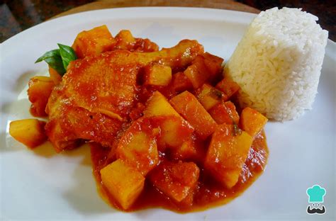 Pollo en salsa servido con patatas y arroz