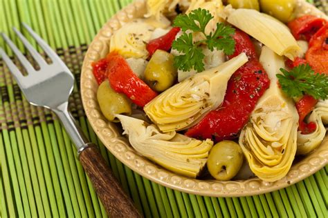 Ensalada colorida con alcachofas, pimientos y huevo