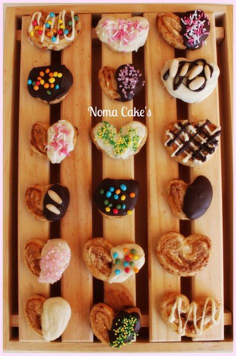 palmeras de hojaldre decoradas con chocolate y motivos festivos