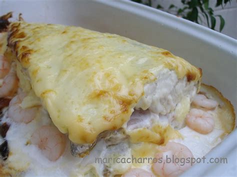 Merluza en fuente de horno con setas, gambas y mayonesa