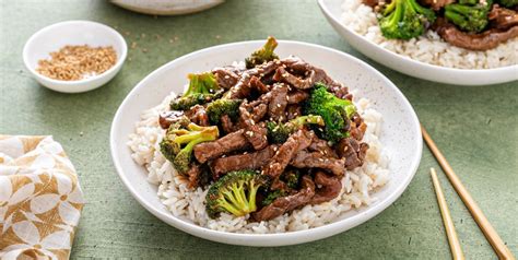 Plato de costillas de ternera teriyaki con arroz y verduras