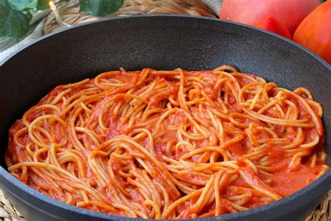 Espaguetis con salsa de tomate y canónigos
