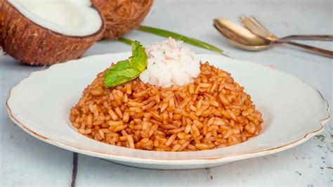 Arroz cocinándose con aceite de coco