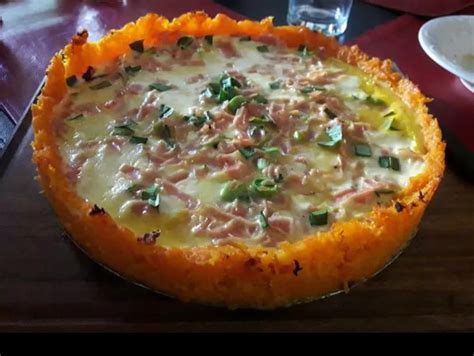 Tarta de puerros y jamón recién salida del horno