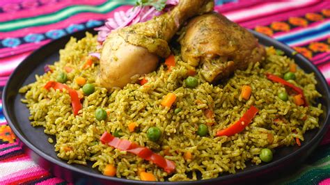 Plato de arroz con pollo peruano servido con salsa criolla y papa a la huancaína