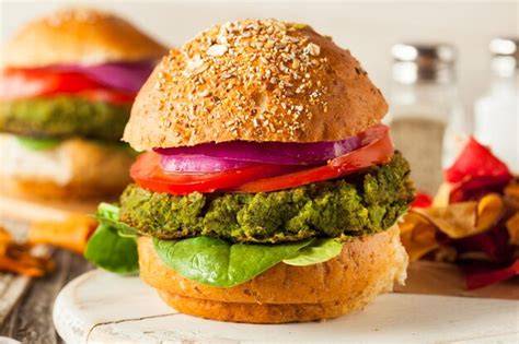Plato de hamburguesas veganas caseras