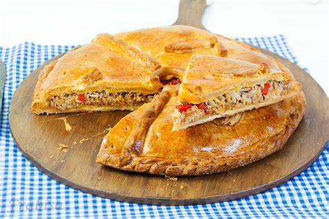 Empanada gallega de atún cortada