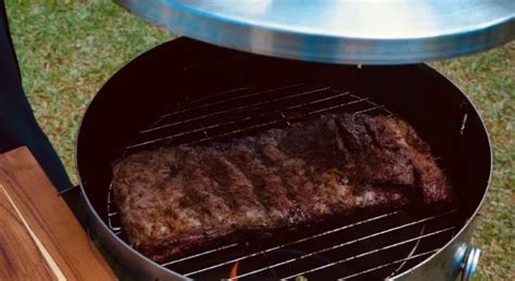 Caja de cocción CharGriller conectada a una parrilla de barril