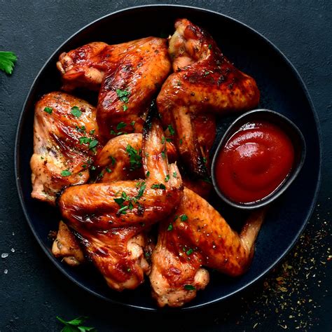Plato de alitas de pollo ahumadas con salsa BBQ