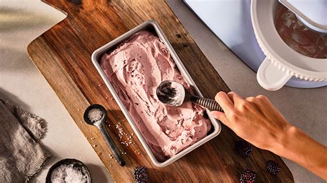 Recipiente con mezcla de helado en el congelador