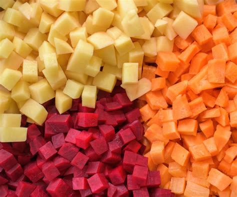 variedad de verduras cortadas en dados
