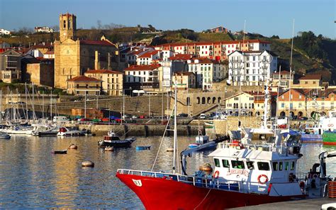 Barcos pesqueros en el puerto de Getaria