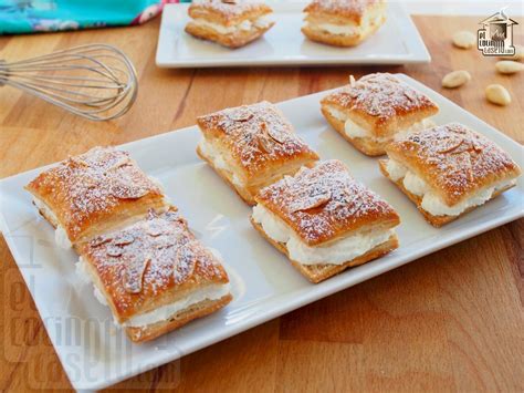 Pastelillos de hojaldre rellenos de nata y crema