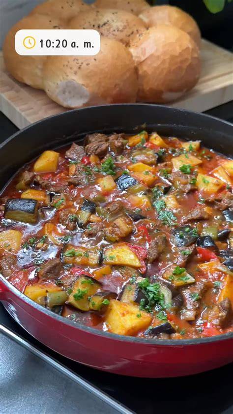 Guiso de berenjenas y patatas recién horneado