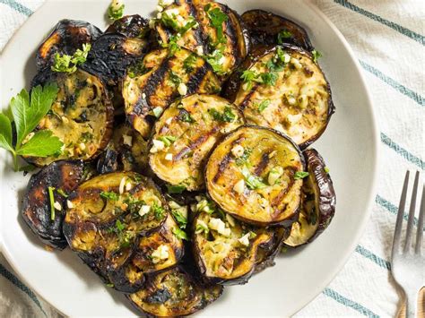 Plato de berenjenas a la parrilla con ajo y hierbas