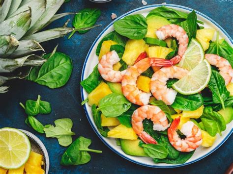 Imagen de una ensalada colorida con piña y langostinos