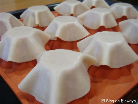 Obleas de empanadilla cubriendo moldes de flan