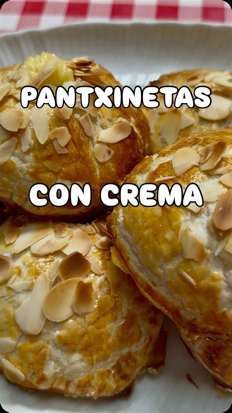 Corte de una pantxineta mostrando el hojaldre y la crema