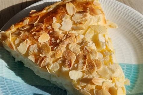 Ingredientes para la pantxineta: hojaldre, crema pastelera, almendras
