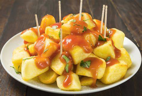 Patatas bravas crujientes en el plato