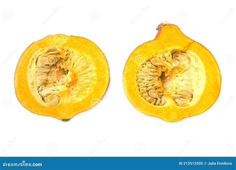 Imagen de una calabaza amarga cortada por la mitad