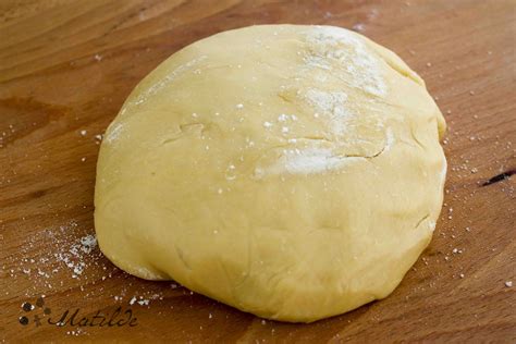 Masa de empanada estirada y cortada