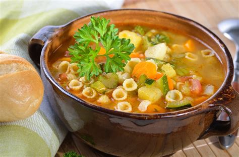 Sopa de pasta con verduras y garbanzos