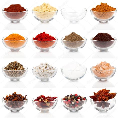 Variedad de especias en cuencos