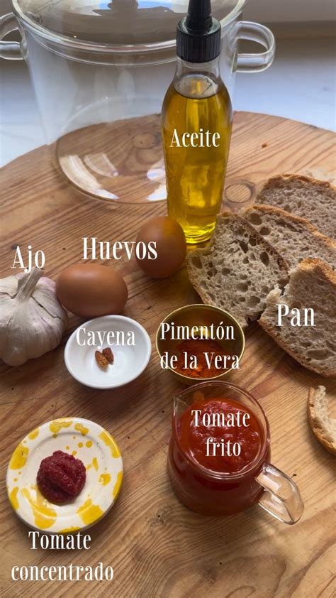 Ingredientes para sofrito: ajo, pan, pimentón
