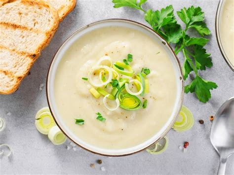 Imagen de un bol de sopa de puerros con perejil y limón