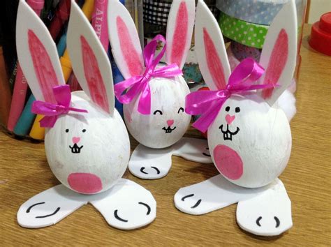 Conejo de Pascua decorando huevos