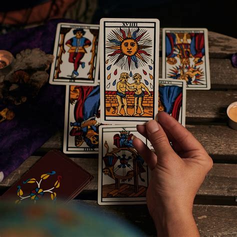 Ilustración de una lectura de tarot, representando el servicio adicional que ofrece Bissen