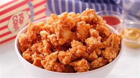 Palomitas de pollo friéndose en una olla