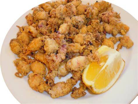 Plato de chopitos rebozados con limón