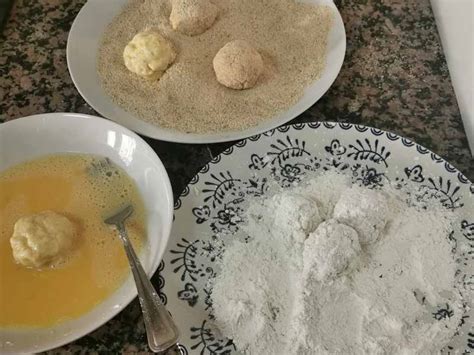 Entrecot rebozándose en harina, huevo y pan rallado